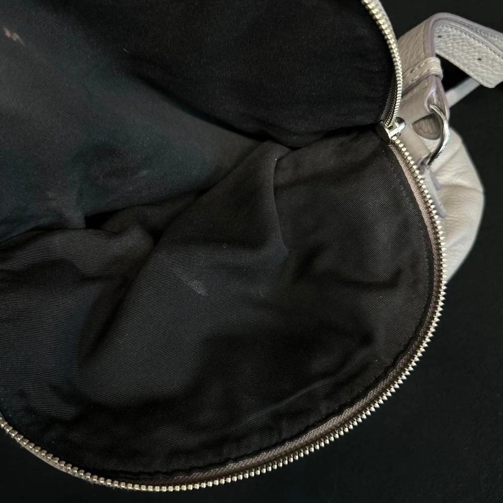 Marc Jacobs Grey Pebbled Leather Crossbody Bag Silver Logo Plaque Slouchy Hobo